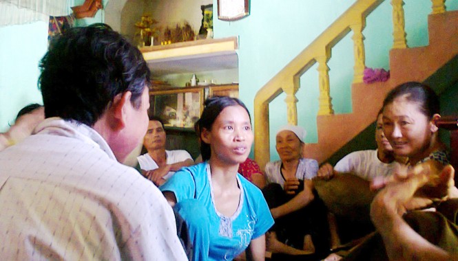 Bóc mẽ 'người thần' dùng nước lã chữa bách bệnh Bà Hoàng Thị Thu (ngồi giữa) đang khám chữa bệnh không phép. Ảnh: Phạm Nhài