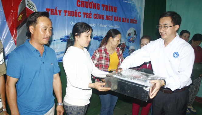 Thầy thuốc trẻ cùng ngư dân miền Trung bám biển PGS.TS Trần Văn Thuấn trao tủ thuốc cho ngư dân Núi Thành