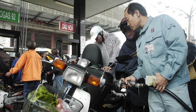 Ai kiểm soát hành vi “bắt tay” tăng giá xăng dầu? Ngoài các loại thuế, phí; các “ông lớn” đang khiến người dân hoài nghi thị trường xăng dầu. Ảnh: Hồng Vĩnh