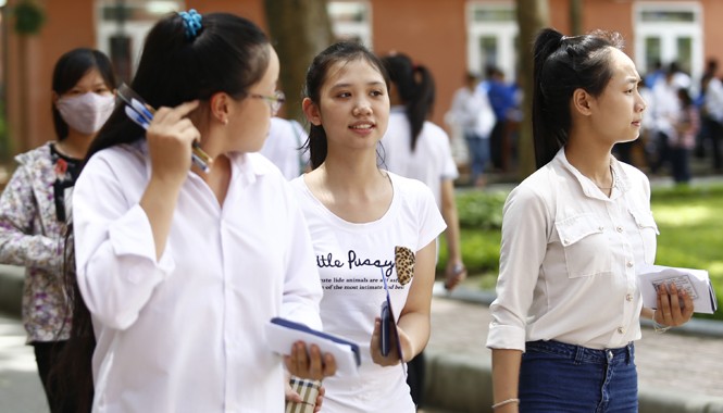 Hơn 18 vạn thí sinh thi cao đẳng Thí sinh đến dự thi tại hội đồng thi trường Cao đẳng Y tế Hà Nội chiều ngày 15/7. Ảnh: Như Ý