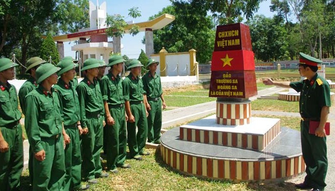 Sư đoàn 324: Khi trái tim, khối óc hướng về phía biển Thượng úy Bùi Thanh Hiếu chính trị viên Đại đội Trinh sát 20, Trung đoàn 1, Sư đoàn 324 với các chiến sỹ