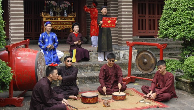 Xẩm lên tiếng phản đối Trung Quốc gây hấn biển Đông Các nghệ sĩ và diễn viên quần chúng miệt mài làm việc trong buổi ghi hình MV Tiễu trừ quân cướp biển Đông. Ảnh: N.M.Hà