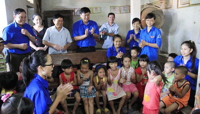 Lớn lên trong tình nguyện Bí thư T.Ư Đoàn, Chủ tịch Hội SVVN Lê Quốc Phong thăm lớp học của các sinh viên tình nguyện tại xã Đức Thành (Yên Thành,
Nghệ An). Ảnh: Trường Phong