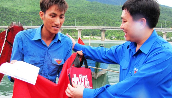 Tiếp sức ngư dân trẻ và người lao động Bí thư Thường trực T.Ư Đoàn Nguyễn Mạnh Dũng trao quà, cờ Tổ quốc, túi cứu thương cho ngư dân trẻ tỉnh TT-Huế. Ảnh: Ngọc Văn