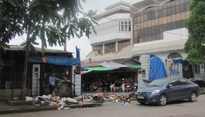 Lạng Sơn: Tập trung khắc phục hậu quả sau lũ Rác dồn ứ gây ô nhiễm môi trường ở cổng chợ Đông Kinh