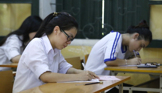 Minh bạch và trung thực là vấn đề số một của thi cử GS Nguyễn Tiến Dũng cho rằng việc đổi mới ra đề thi sẽ không làm giảm được chuyện gian lận, quay cóp (Ảnh minh họa thi tốt nghiệp THPT năm 2014 tại Trường THPT Quang Trung - Hà Nội). Ảnh: Như Ý