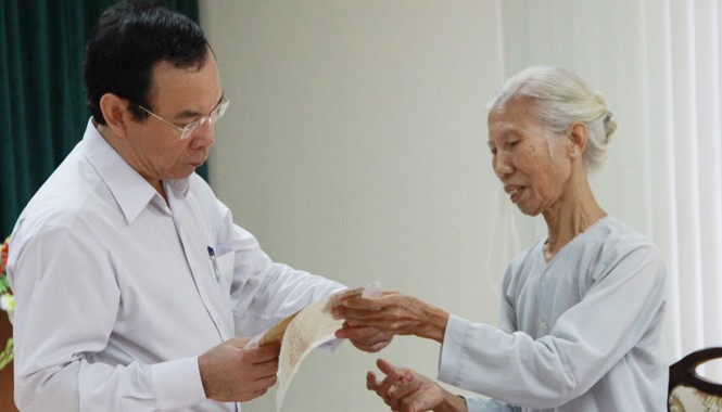 Bộ trưởng tiếp công dân xuyên trưa Bộ trưởng, Chủ nhiệm VPCP Nguyễn Văn Nên tiếp nhận đơn thư của bà Nguyễn Thị Bé (Hà Nội). Ảnh: C.K