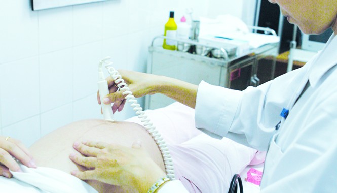Lãnh đạo Bộ Y tế: Không lo mang thai hộ bị kinh doanh Khám thai định kỳ tại Bệnh viện Phụ sản Trung ương. Ảnh: Hồng Vĩnh