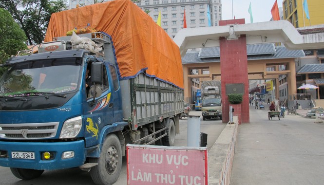Thương mại biên giới Việt - Trung: Vẫn tăng trưởng mạnh Xe chở hàng hóa qua cửa khẩu Tân Thanh, tỉnh Lạng Sơn. Ảnh: Phạm Anh