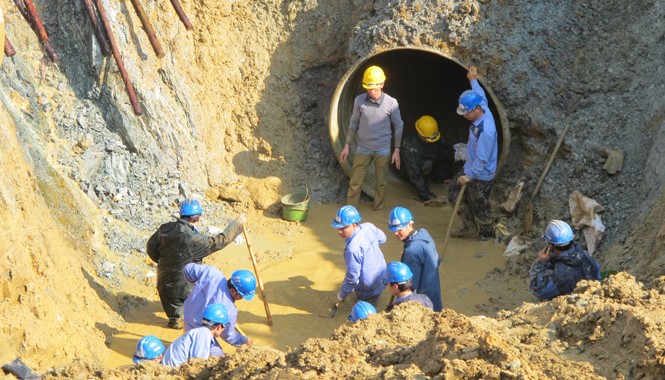 Vinaconex vẫn làm đường ống số 2, vì sao? Đường ống nước Sông Đà số 1 do Vinaconex thiết kế và thi công liên tục bị vỡ tới 9 lần, gây khó khăn cho người dân thủ đô và bức xúc trong dư luận