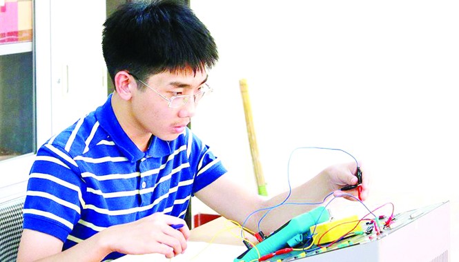 HCV Olympic vật lý quốc tế: Thích tự học, không đi học thêm Vũ Thanh Trung Nam trong một buổi thực hành môn Vật lý