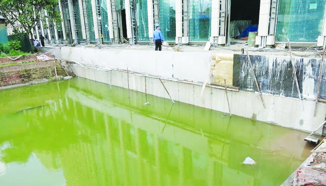 Cấp cứu Hoàng thành, nhanh còn kịp Hố khai quật bị ngập nước
