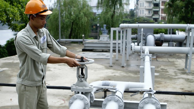 4.000 tỷ đồng Hà Nội chi dịch vụ công ích: Đơn giá cao, lãng phí lớn Công nhân đang vận hành tại trạm bơm Trúc Bạch - Hà Nội. Ảnh: Ngọc Châu
