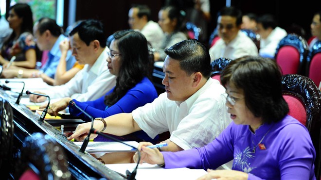 Đổi mới để chọn được đại biểu tâm huyết với dân Đại biểu Quốc hội bấm nút thông qua một dự luật tại Hội trường. Ảnh: Hồng Vĩnh