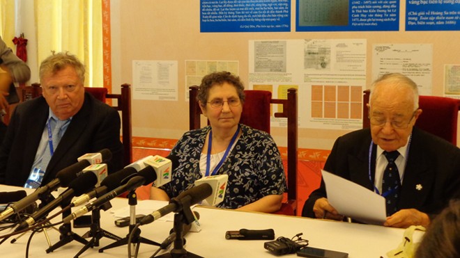 Các học giả quốc tế: ASEAN - Trung Quốc cần sớm có COC Từ trái qua: Luật sư Pierre Schifferli, luật sư Jeanne Mirrer và GS Alexander Yankov trả lời phỏng vấn báo chí sáng 26/7. Ảnh: TĐ