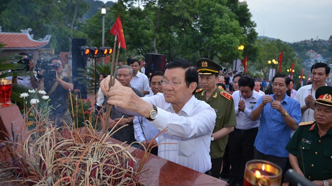 Chủ tịch nước thăm đảo tiền tiêu Cô Tô Chủ tịch nước Trương Tấn Sang dâng hương tại Nghĩa trang Hà Tu. Ảnh: Thành Duy