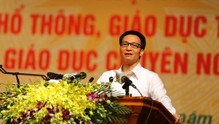 Tập trung bàn việc có thi nghiêm túc được không! Phó Thủ tướng Vũ Đức Đam phát biểu tại hội nghị sáng 29/7. Ảnh: Như Ý