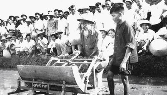 Đảng trong sạch, nhân dân mới theo Bác đang cùng bà con nông dân thử nghiệm máy cấy mới ở ngoại thành Hà Nội năm 1961. Ảnh: Tư liệu