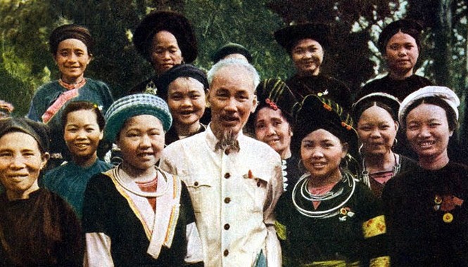 Trước hết nói về Đảng, nhưng trên hết là Nhân dân Trong Di chúc, Chủ tịch Hồ Chí Minh thể hiện rõ quyền được phục vụ và hưởng lợi ích là thuộc về Nhân dân