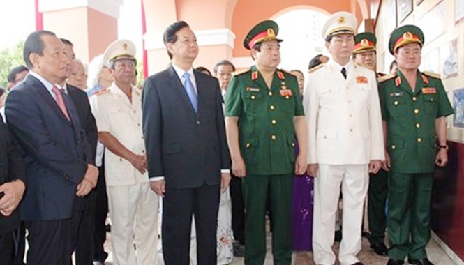 Thủ tướng Nguyễn Tấn Dũng dâng hương tại Bảo tàng Hồ Chí Minh Thủ tướng Nguyễn Tấn Dũng dâng hương tại Bảo tàng Hồ Chí Minh