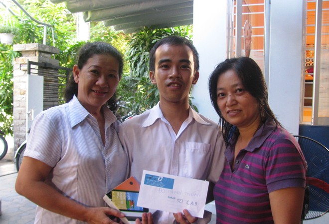 “Thủ khoa Đại học Huế chông chênh sự học” được bảo trợ Thuần (giữa) nhận sự giúp đỡ, bảo trợ từ các nhà hảo tâm