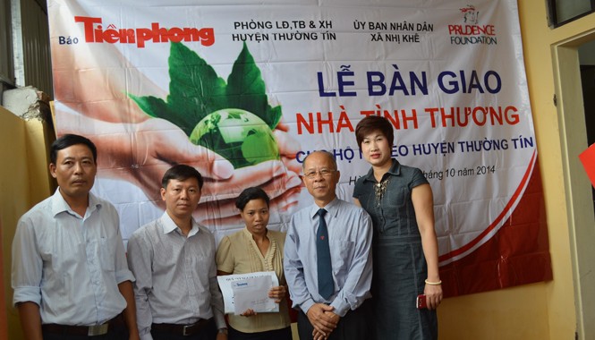 Giúp mẹ góa, con côi có nhà mới Giám đốc điều hành Cty Prudential VN Nguyễn Minh Hải (thứ 2 từ phải sang) và lãnh đạo báo Tiền Phong tại Lễ khánh thành nhà chị Trần Thị Nhâm. Ảnh: K.N