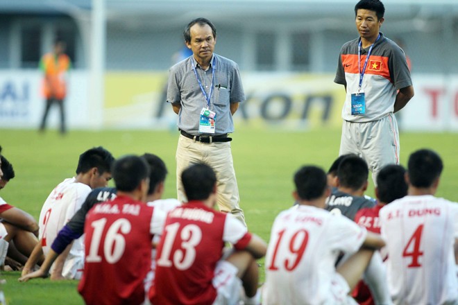 Giải bài toán tâm lý cho cầu thủ U19 Việt Nam Bầu Đức (đứng, áo sơ mi) sẽ lánh mặt khỏi khu kỹ thuật đội U19 VN nhằm giúp các cầu thủ ổn định tâm lý. Ảnh: VSI