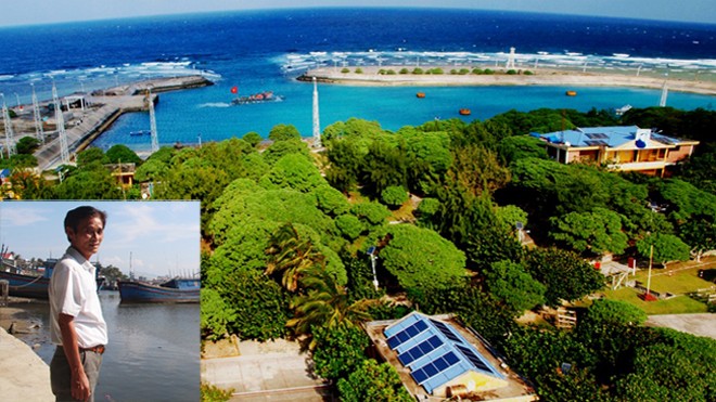 Lão ngư xin đất dựng nhà ở Trường Sa Ông Bùi Thanh Ninh (thôn Thiện Chánh 1, xã Tam Quan Bắc, huyện Hoài Nhơn, Bình Định) ra bến đón một tàu vừa trở về (ảnh nhỏ), ảnh: Hoài Văn. Đảo Song Tử Tây - Trường Sa, nơi ông Ninh đang có ý định xin đất dựng nhà làm cơ sở dịch vụ (ảnh lớn). Ảnh: Minh H