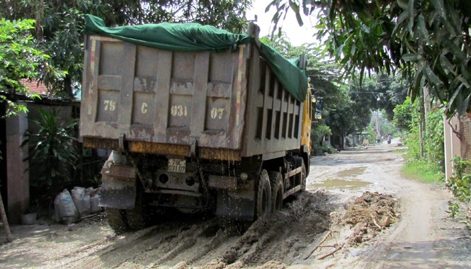 Đường nát, dân khổ vì xe quá tải Một xe chở cát trên đường Vĩnh Thái (TP Nha Trang, Khánh Hòa)