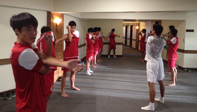U19 Việt Nam quyết đấu U19 Trung Quốc Các cầu thủ tập nhẹ ngay tại khách sạn ở Yangon chiều qua. Ảnh: NP