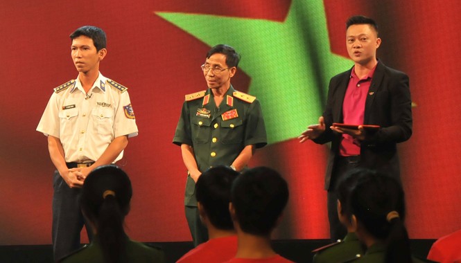 Tinh thần Lý Tự Trọng tiếp sức thanh niên vươn lên Trung tướng Nguyễn Thanh Tuấn và đại úy Lê Thành Trung chia sẻ tại tọa đàm. Ảnh: Huy Hoàng
