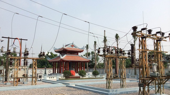 Hàm Rồng nhớ nhớ, quên quên - Kỳ I: Bảng lảng sau nhà bia di tích Nhà bia di tích quốc gia trên địa điểm bi tráng một thời. Ảnh: Trần Viết Tường