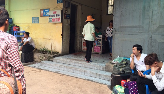 Nhếch nhác nhà vệ sinh bến xe Ngồi chờ cả trước cửa nhà VSCC