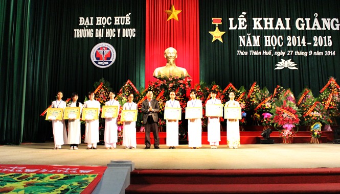 Dạ Hương chung sức cùng nữ sinh ĐH Y - Dược Huế Dạ Hương chung sức cùng nữ sinh ĐH Y - Dược Huế