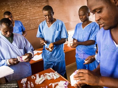 Liên Hợp Quốc kêu gọi khẩn cấp góp tiền chống Ebola Các nhân viên y tế chiến đấu trực tiếp với Ebola là những người dễ có nguy cơ nhiễm bệnh