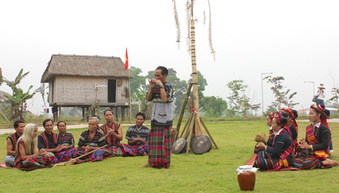 Làng Văn hóa - Du lịch các dân tộc Việt Nam: Chờ đỏ lòng Mừng lễ hội trỉa lúa của đồng bào Bru - Vân Kiều tại Làng VHDL các DTVN. Ảnh: TTD