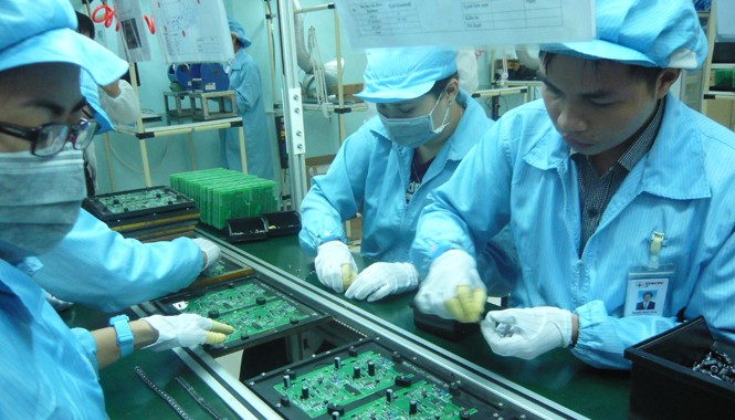 Đưa công tơ điện tử thông minh ra đảo Lý Sơn Sản xuất công tơ điện tử thông minh tại Cty Công nghệ Thông tin điện lực miền Trung (thuộc Tổng Cty Điện lực miền Trung). Ảnh: Phong Cầm