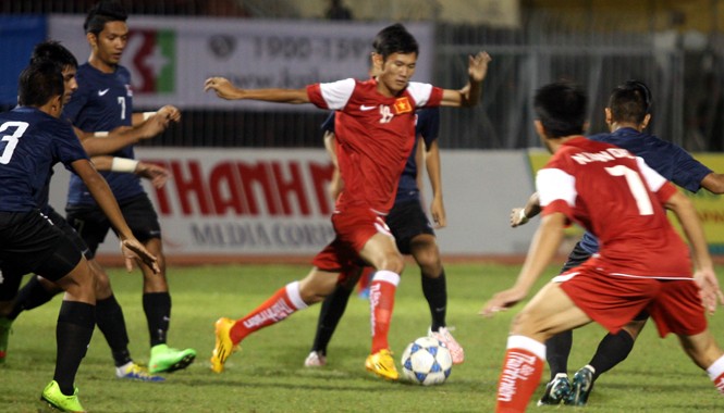 Khai mạc giải U21 quốc tế: Việt Nam và Malaysia giành lợi thế U21 Việt Nam (giữa) có trận ra quân thành công trước U21 Singapore. Ảnh: T.Thế