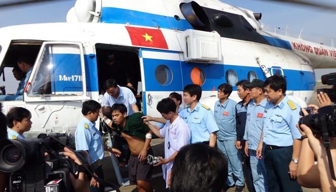 Đưa trực thăng cấp cứu ngư dân ở Trường Sa Đưa trực thăng cấp cứu ngư dân ở Trường Sa