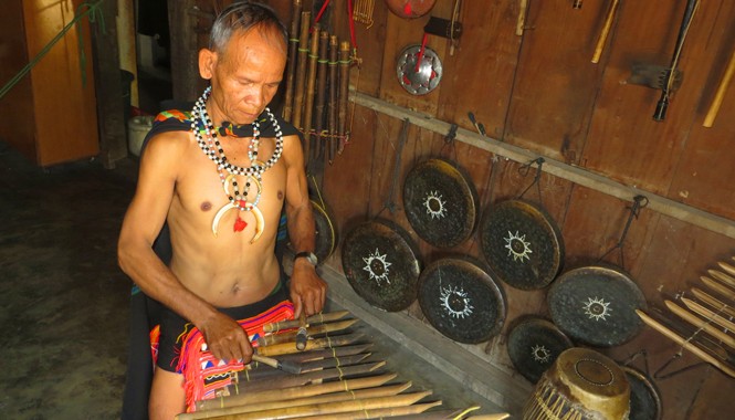 Già làng làm du lịch Già Brôl biểu diễn đàn tại nhà
