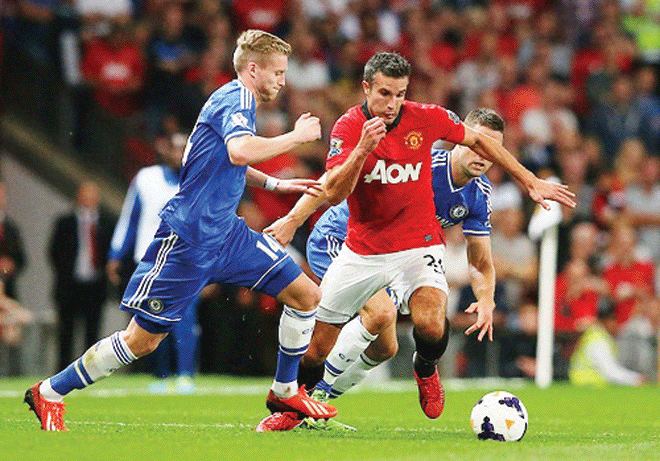 Manchester United - Chelsea: Phủ xanh Old Trafford Man United (áo đỏ) đang tỏ ra lép vế so với Chelsea.