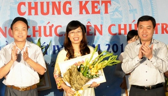 Chung kết Hội thi Công chức, viên chức trẻ giỏi lần thứ IV – 2014 Thí sinh Lê Thị Hải Hà (giữa) đoạt giải Nhất