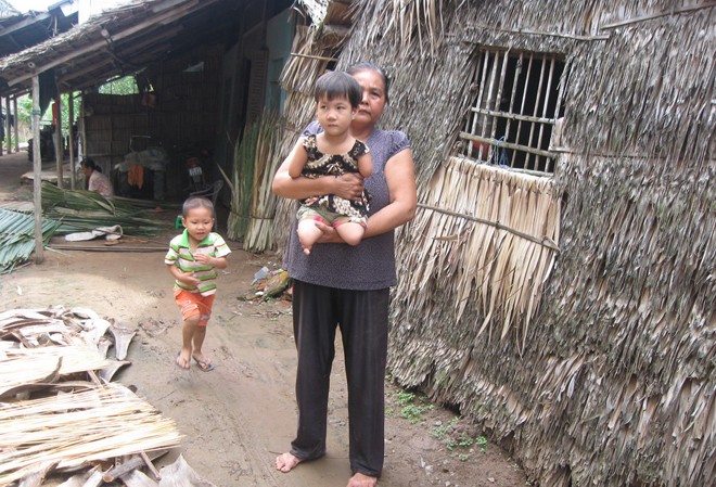 Cháu bé không có tay chân ở với ngoại nghèo Cháu bé không tay chân với bà ngoại nghèo. Ảnh: Xuân Lương