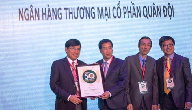 MB được vinh danh công ty niêm yết tốt nhất Việt Nam 2014 Ông Lưu Trung Thái - Phó Chủ tịch HĐQT MB (thứ hai từ trái sang) nhận danh hiệu công ty niêm yết tốt nhất do Tạp chí Forbes Việt Nam trao tặng