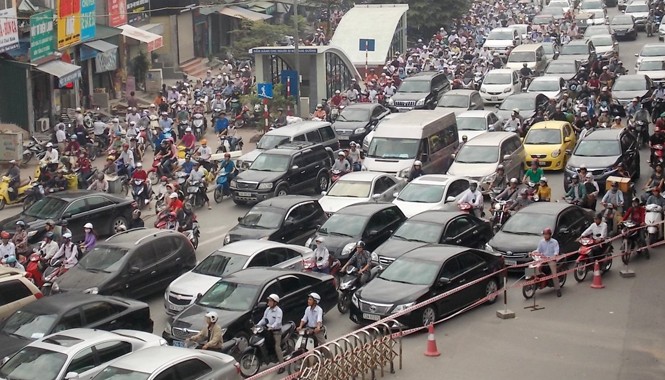 “Lô cốt” bủa vây, người dân khốn khổ Do lô cốt thu hẹp lòng đường, sáng qua ùn trên diện rộng tại nút Thanh Xuân. Ảnh: Trọng Đảng