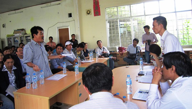 Vụ Tân Cường Thành: Cty đã trả sổ đỏ, khách vẫn lo Khách hàng và đại diện lãnh đạo Cty Tân Cường Thành đối thoại sáng 28/10. Ảnh: Thanh Trần