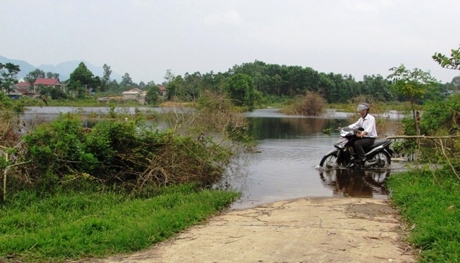 Người dân chịu nhiều tác động tiêu cực từ thủy điện Sau khi mới tích nước vận hành phát điện, thủy điện A Lưới đã gây ngập nhiều tuyến đường, ruộng vườn của dân vùng cao A Lưới. Ảnh: Ngọc Văn