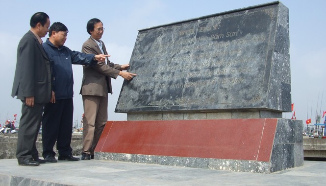 “Cửa biển Sầm Sơn” 60 năm trước Tấm bia ghi sự kiện ngày đón đồng bào miền Nam tập kết ra Bắc tại cảng cá Lạch Hới. Ảnh: Hoàng Lam