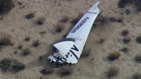 Mất 1 năm mới điều tra xong vụ tàu vũ trụ Mỹ nổ tung Mảnh vỡ của SpaceShipTwo trên sa mạc California.