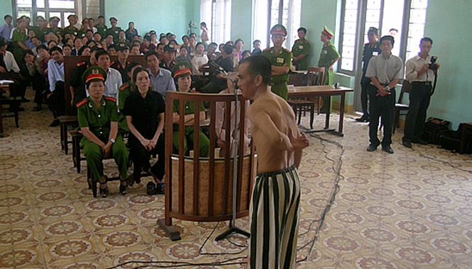 Vụ án Huỳnh Văn Nén: Điều tra viên nói gì? Sáng ngày 11/3/2005, tại phiên tòa phúc thẩm (lần 2) “vụ án vườn điều”, ông Nén “khoe” những vết sẹo, mà ông khai rằng do bị ông Hùng đánh